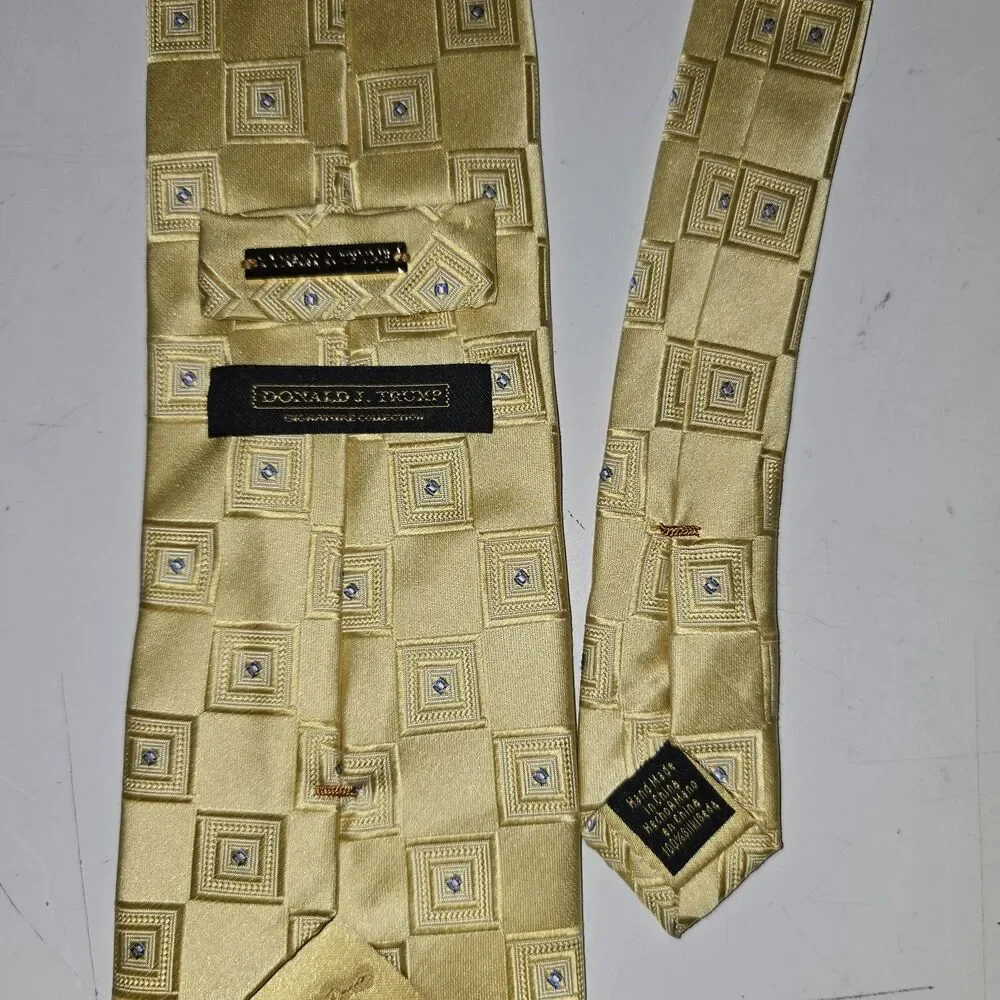 DONALD J. TRUMP Signature Collection 100%Silk Necktie Tie Gold Yellow 60 Inches
